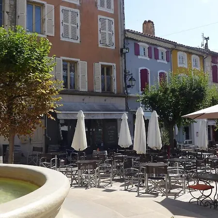 La Terrasse سانت-بول-تروا-تشاتو